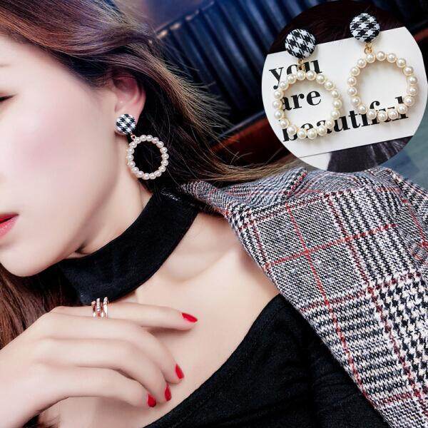 Kotak-kotak Tombol Stud Anting-Anting Anting Mutiara Putaran Wanita Korea Temperamen Kepribadian Retro Anting-Anting Liar dengan Aksesoris Anting-Anting Runcing Ini Mulia. Sepanjang Mutiara (Gosip Sepanjang Mutiara)-Internasional
