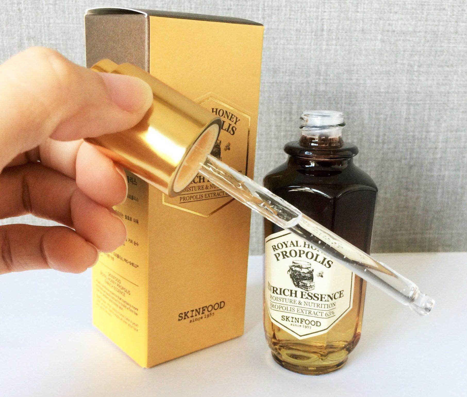 New-2017-Skinfood-Royal-Honey-Propolis-Enrich-Essence-Review2-e1512056145163.jpg