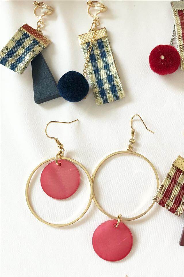 Kain Kain Genggang Merah Triangle Wood Rambut Bola Asimetris Meriah Merah Retro Anting-Anting Temperamen Panjang Tidak Telinga Lubang Telinga Klip (lingkaran) -Internasional