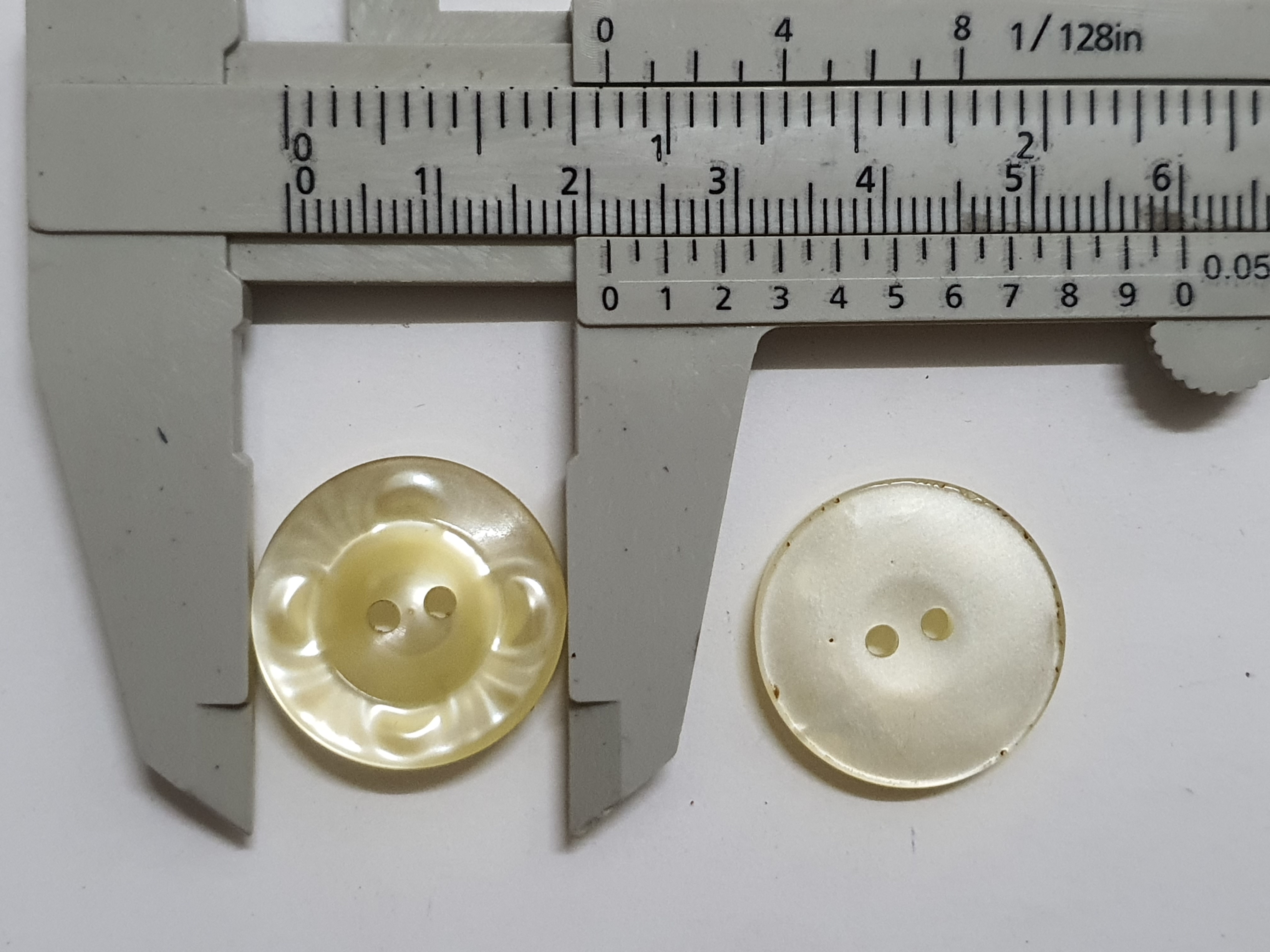 (2cm+/- 50pcs) 2 Holes Round Button Butang Bulat 2 Lubang (For Sewing/DIY Craft)