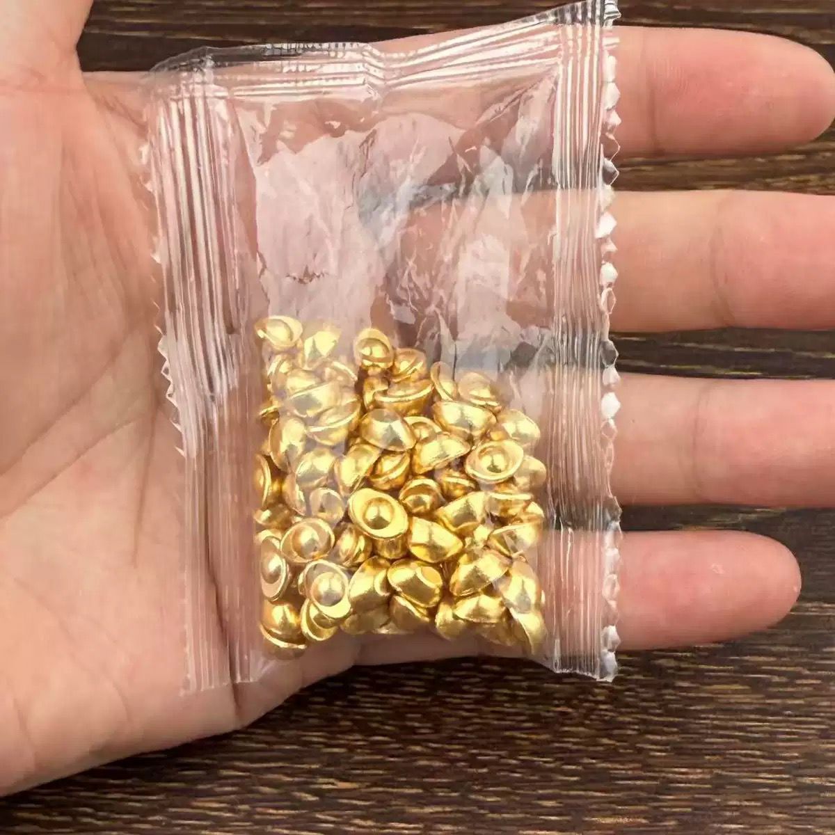 【𝗥𝗲𝗮𝗱𝘆 𝗦𝘁𝗼𝗰𝗸】100 pieces 实心仿真迷你合金亮面元宝小摆件沙金小元宝聚宝盘中式礼品金属工艺品 Solid Simulation Mini Alloy Glossy Yuanbao Small Treasure Bowl