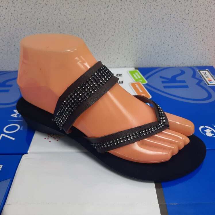 ✨Ready Stock✨ Women Kasut Kiri Kanan Sandal Suede Block Mid Sandal Design L