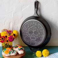 Lodge Cast Iron Skillet Pan (10.25″ / 26cm) - Signature Teardrop Handle - Use in Oven Stove Grill Campfire