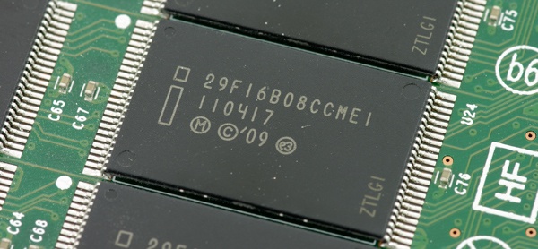 Intel-SSD-320-NAND.jpg