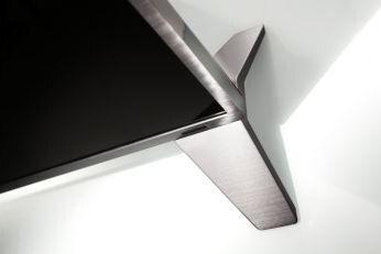 Edge foot concept creates airy, floating effect