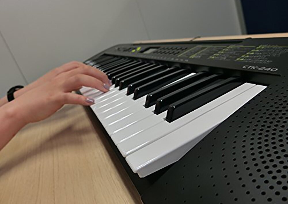 49 Key Casio CTK-240 Standard Keyboard Piano 100 Tones 100 rhythms 50 Song LCD Melody (on/off)